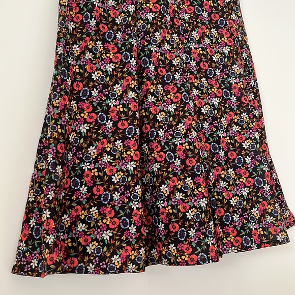 REVIEW Daisy Chain Black Floral Fit and Flare Midi Dress - Picture 8 of 14